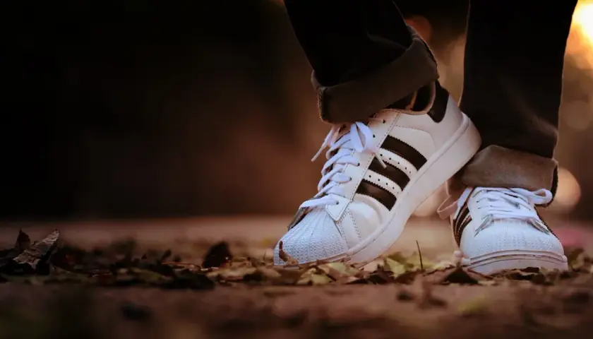 Jak wybrać wygodne buty sportowe damskie do codziennego chodzenia? Najważniejsze cechy, na które warto zwrócić uwagę