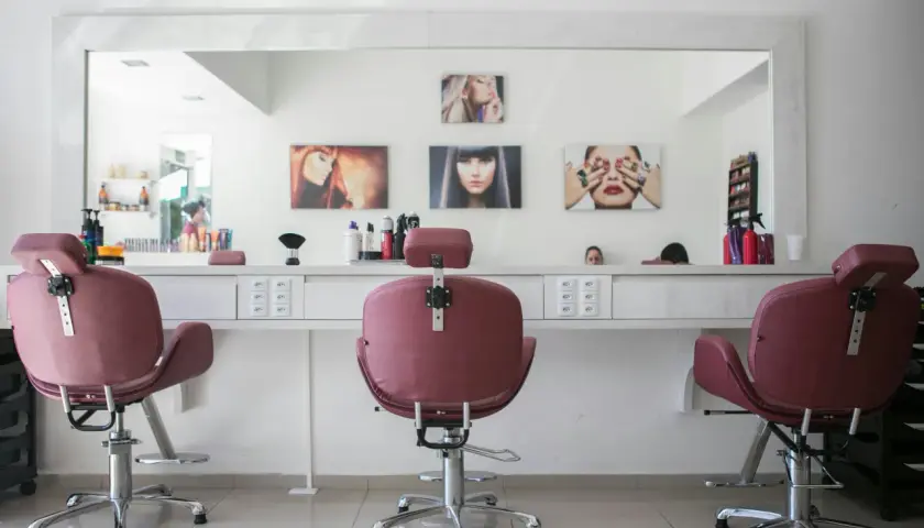 Personalizacja przestrzeni beauty: jakie trendy dekoracyjne zdobywają popularność w salonach kosmetycznych