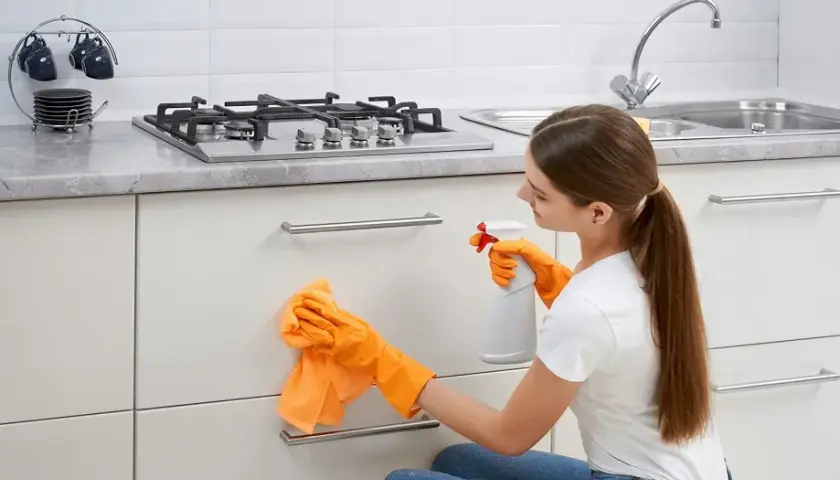 Jak skutecznie czyścić meble kuchenne bez uszkodzeń powierzchni