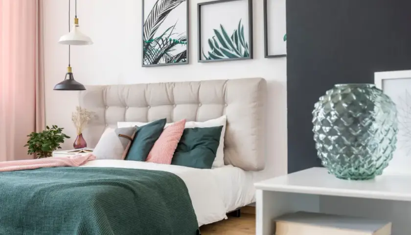 Co nad łóżkiem w sypialni: 7 inspirujących pomysłów na dekorację
