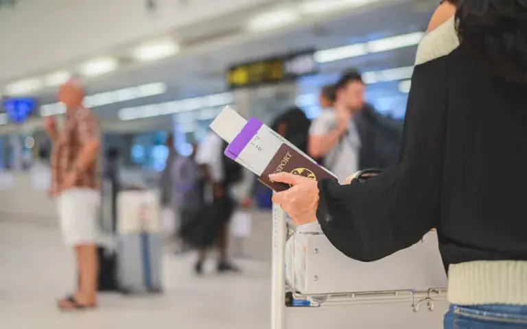 Jak wygląda odprawa na lotnisku Modlin? Uniknij stresu i opóźnień