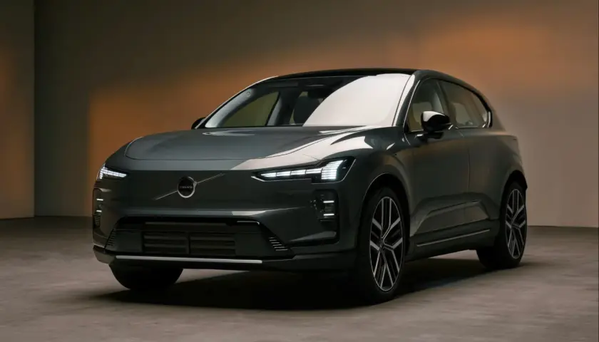 Nowoczesny, ciemnoszary Volvo EX60 z charakterystycznymi światłami LED stoi na betonowej podłodze.