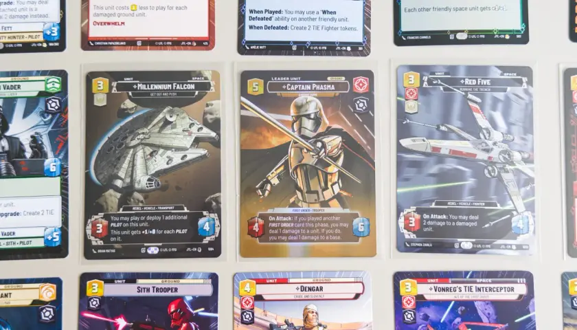 Karty z gry karcianej Star Wars: Millennium Falcon, Kapitan Phasma, Czerwony Piątak i Sith Trooper.