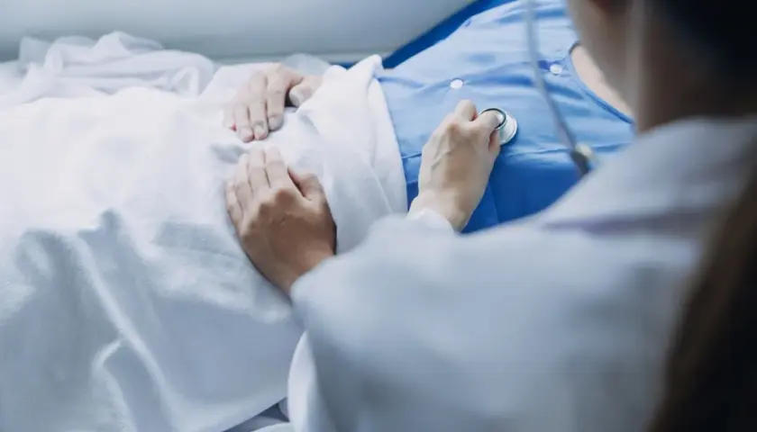Lekarz osłuchuje pacjenta po ablacji. Ważne jest, czego nie wolno po ablacji, by zapewnić rekonwalescencję.