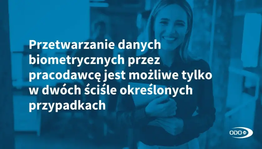 Uśmiechnięta kobieta z tabletem. Tekst: "Przetwarzanie danych biometrycznych przez pracodawcę jest możliwe tylko w dwóch ściśle określonych przypadkach". Zgodnie z zasadami GIODO.