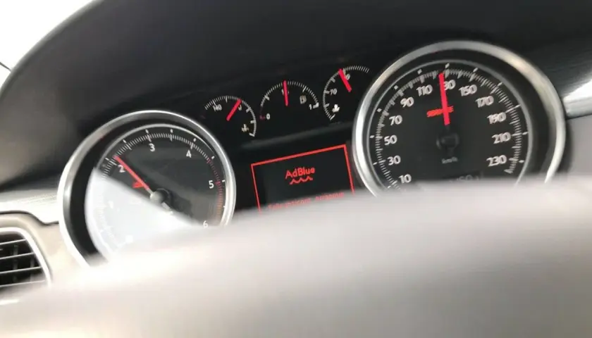 Panel de control de un Mercedes con mensaje de fallo AdBlue y "Fallo anticipado Arranque". Indica la necesidad de resetear AdBlue.