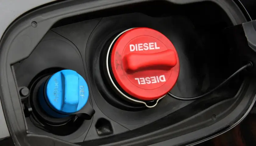 Zbiornik AdBlue i korek wlewu paliwa DIESEL. Czy do diesla można założyć gaz? Nie, to dwa różne rodzaje paliwa.