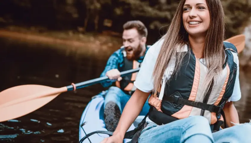 Szczęśliwa para na kajakach, idealny romantyczny weekend we dwoje na Mazowszu.