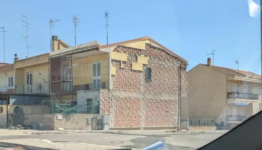 Edificio con facciata in mattoni a vista e parti intonacate, forse per un cappotto esterno. Si nota condensa interstiziale.