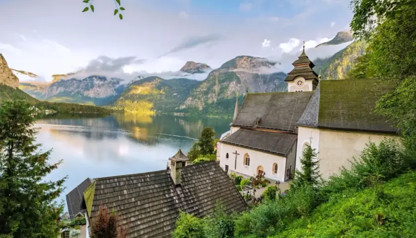 Malowniczy Hallstatt, jezioro i góry. To miejsce, co warto zobaczyć w Austrii, zachwyca o każdej porze roku.