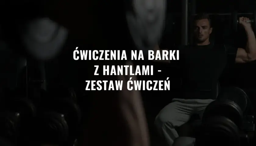 Mężczyzna wykonuje ćwiczenia na barki z hantlami. Intensywny trening dla silnych ramion.