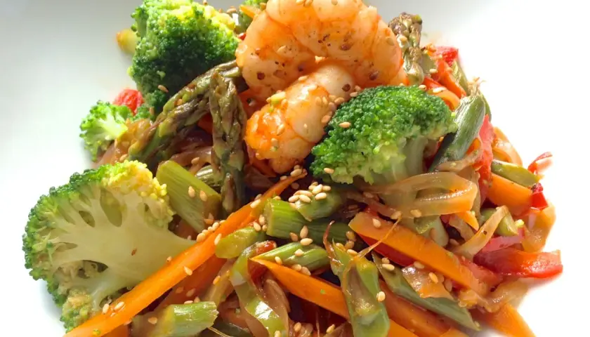 Receta fácil de wok de verduras con gambas para una cena deliciosa