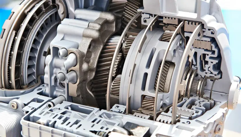 Przekładnia automatyczna w przekroju: zobacz, jak działa automatyczna skrzynia biegów, z jej kołami zębatymi i elementami hydraulicznymi.