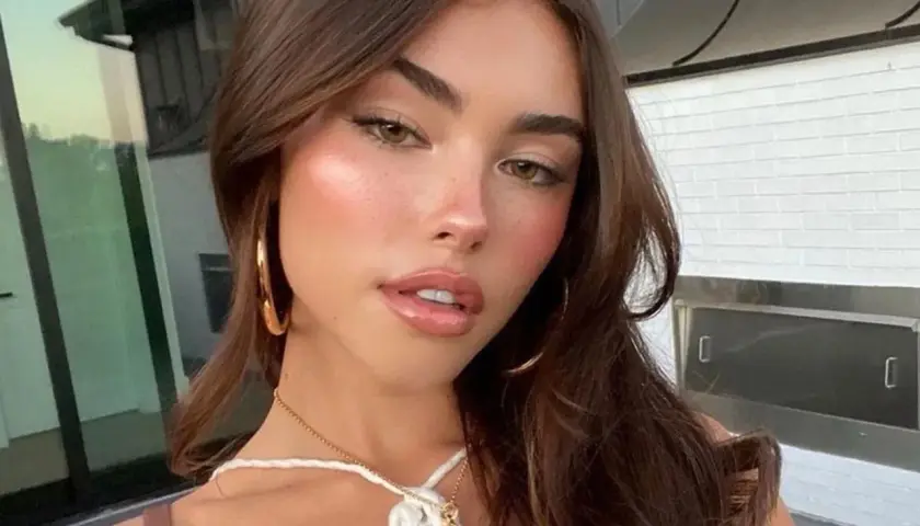 Una joven con maquillajes naturales, resaltando sus pecas y labios jugosos.