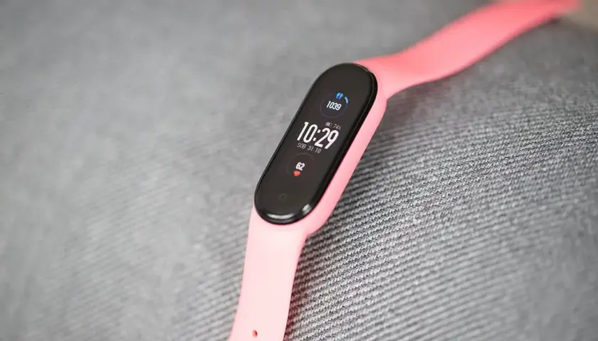 Czy Mi Band 6 ma aparat? Jak włączyć i korzystać z funkcji fotograficznych