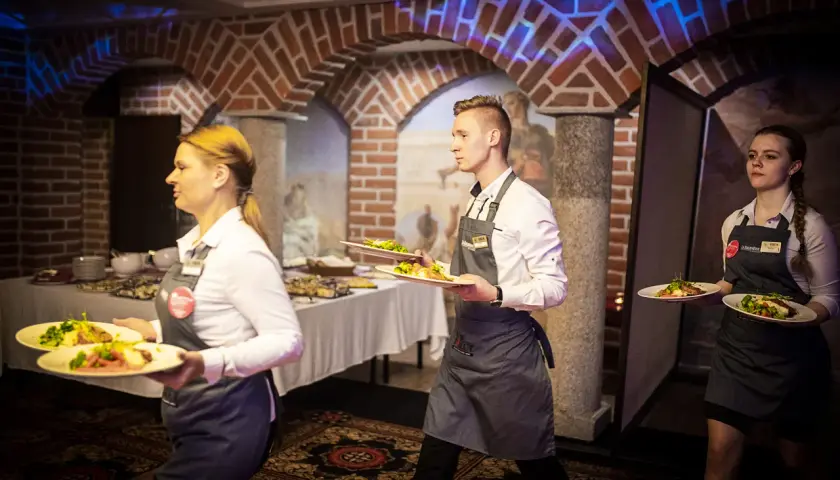 Strój na kolację w hotelu? Uniknij faux pas! Porady eksperta