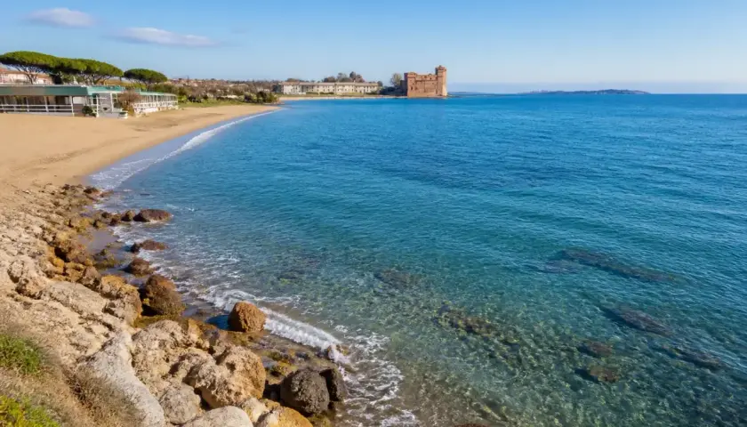 Der Santa Marinella Strand mit seinem klaren Wasser und dem alten Turm im Hintergrund lädt zum Träumen ein.