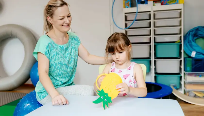 Terapia SI: Szczoteczki sensoryczne jak masować dziecko w domu?