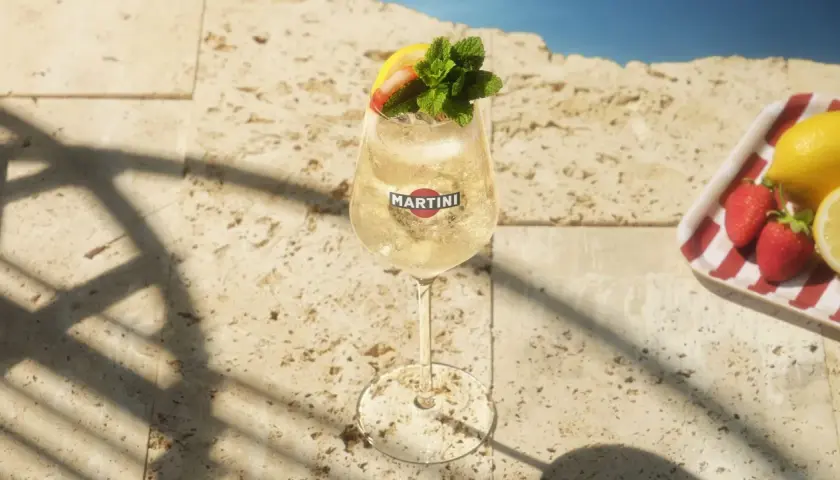 Erfrischender Martini Bianco mit Erdbeere, Zitrone und Minze. Perfekt für sommerliche Martini Bianco Rezepte am Pool.