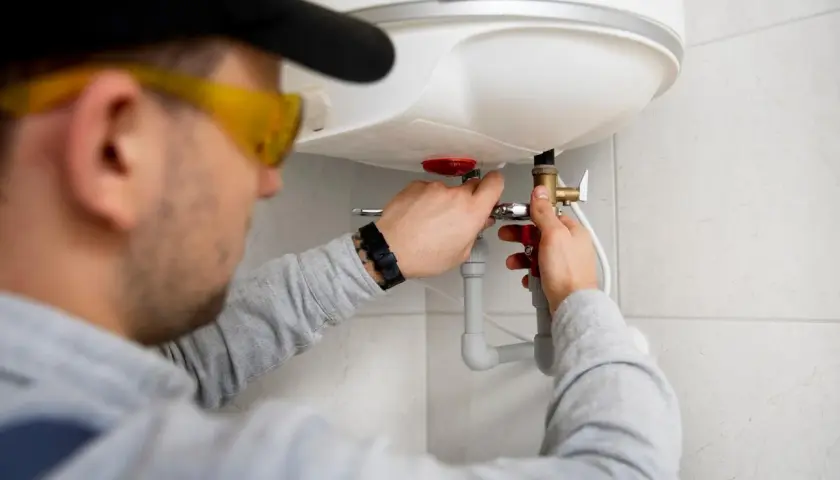 Instalator naprawia bojler, być może z powodu błędu Buderus 6a.