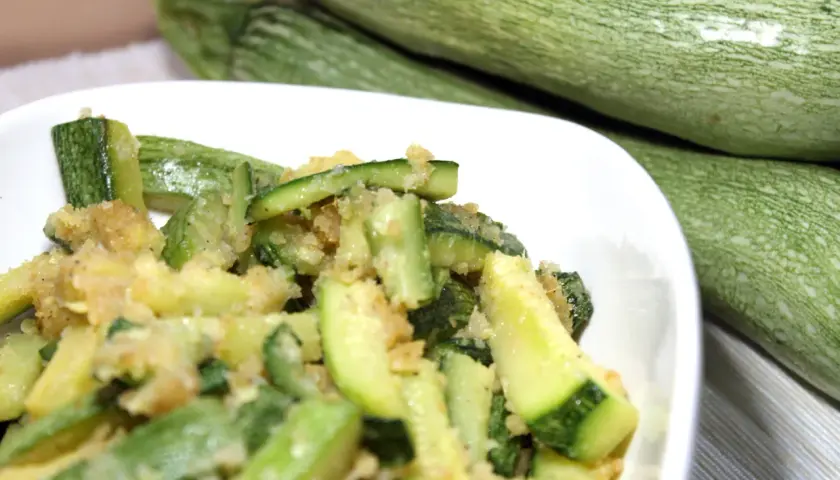 Zucchine sabbiose in padella, un contorno semplice e gustoso, con zucchine fresche appena cotte e dorate.