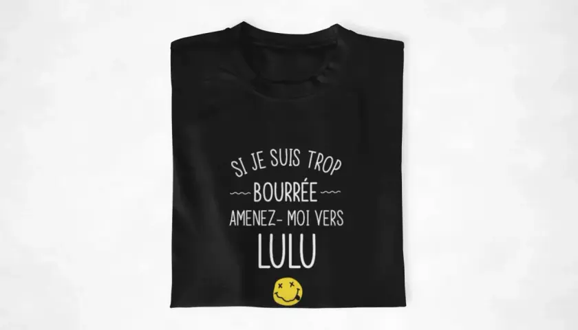 T-shirt noir avec texte humoristique "Si je suis trop bourrée, amenez-moi vers Lulu". Idéal pour la création de t-shirt personnalisé en ligne.