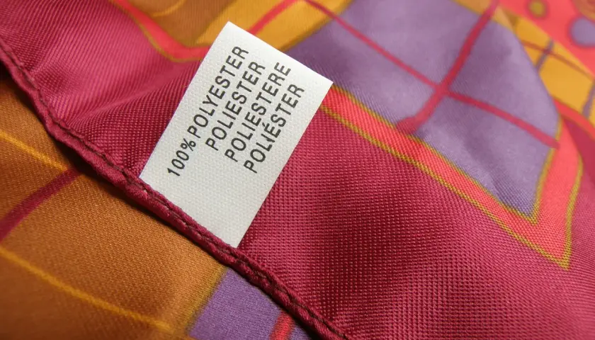Metka na kolorowym materiale informuje: 100% poliester. Czy poliester jest zdrowy? To pytanie zadaje sobie wiele osób.