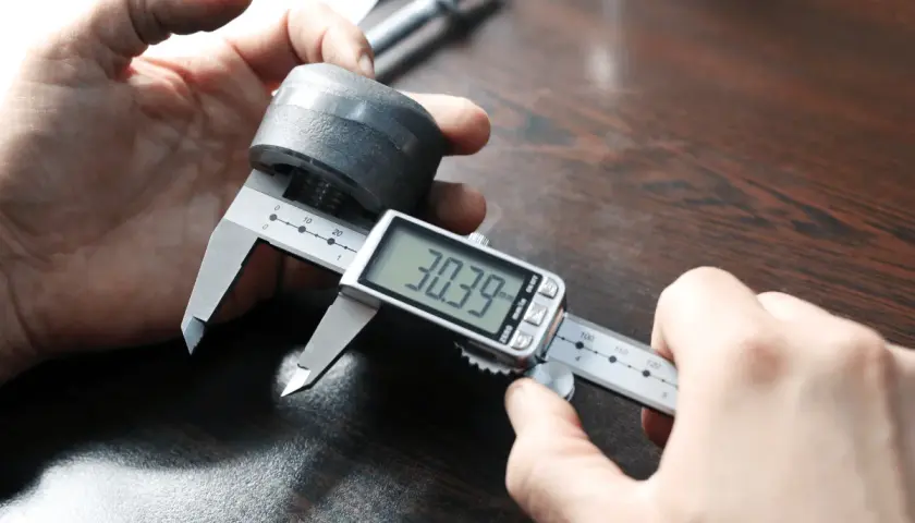 Precyzyjne pomiary: jak mierzyć suwmiarką cyfrową element o średnicy 30,39 mm.