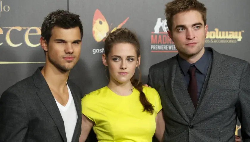Trójka aktorów z sagi Zmierzch: Taylor Lautner, Kristen Stewart i Robert Pattinson, pozuje do zdjęcia.