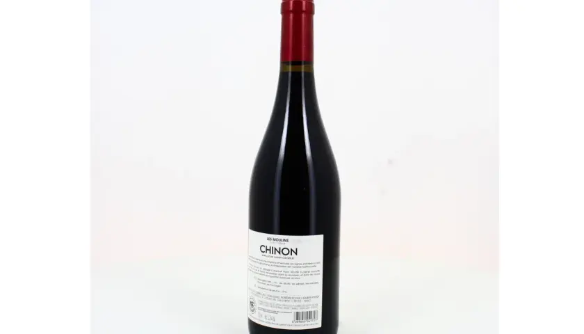 Bouteille de vin rouge Chinon, un cépage chinon rouge de la Loire, avec une étiquette blanche et une capsule rouge.