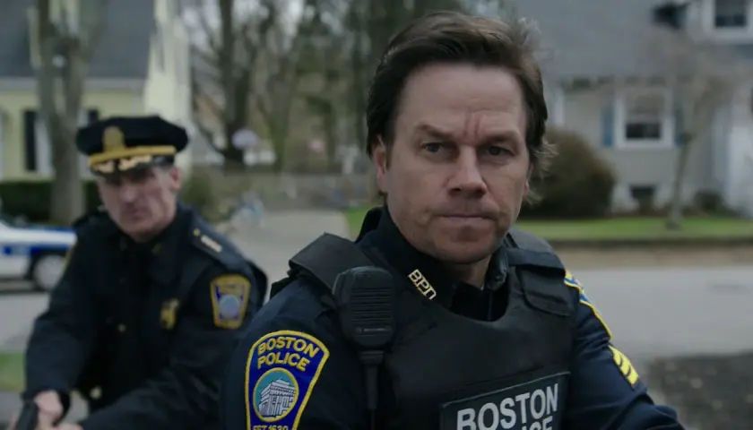 Mark Wahlberg som polis i Patriots Day, med en kollega i bakgrunden.