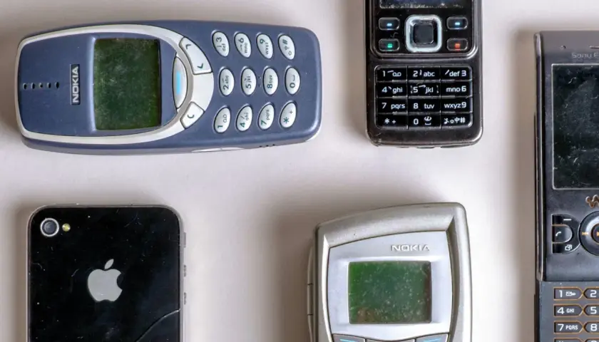 Ewolucja telefonów: od klasycznej Nokii, przez pierwszy telefon dotykowy, po smartfony.