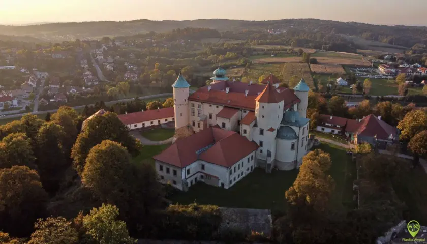 Zamek w Wiśniczu zachwyca podczas zwiedzania. Malowniczy krajobraz otacza zabytkowe mury i wieże.