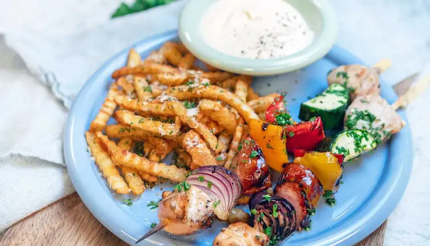 Läckra grillspett med kyckling, grönsaker och pommes frites. Ett perfekt grillspett recept för sommaren!