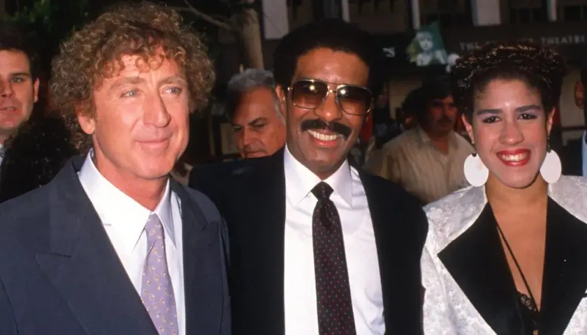 Gene Wilder, Richard Pryor och en kvinna ler mot kameran.