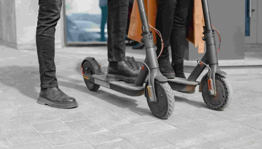 Czy hulajnoga elektryczna to motorower? Poznaj przepisy i uprawnienia