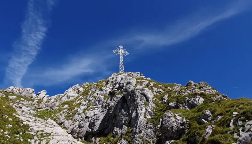 Krzyż na Giewoncie: 17,5 m symbolu. Poznaj jego tajemnice i zagrożenia