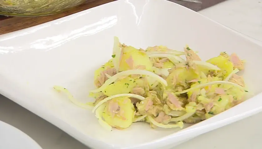 Papas aliñas con atún y cebolla, un plato fresco y delicioso.