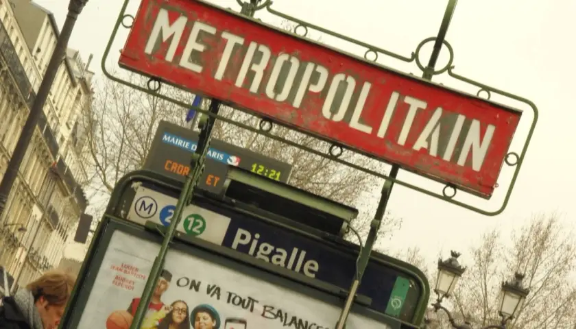 Znak stacji metra "METROPOLITAIN" w Paryżu, z widoczną nazwą stacji "Pigalle" i numerami linii.