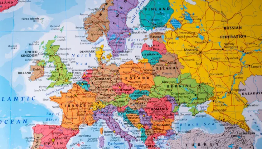Mapa Europy z zaznaczoną Francją, która graniczy z Hiszpanią, Włochami, Szwajcarią, Niemcami, Luksemburgiem, Belgią i Wielką Brytanią.