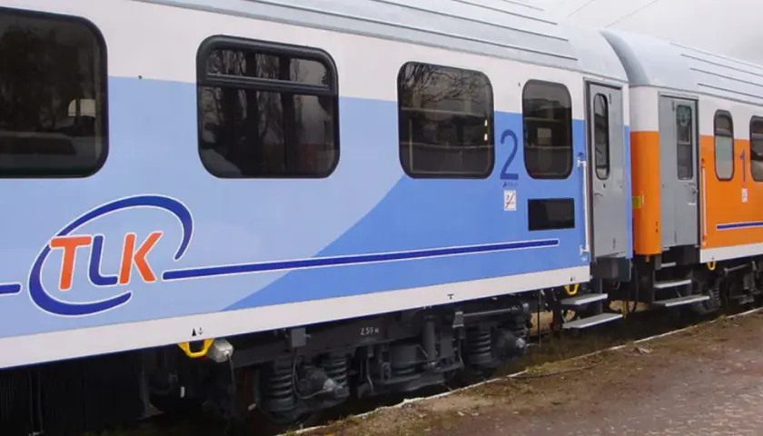 Wagon TLK z niebieskim pasem i logo. Czy w pociągach TLK są gniazdka? Warto sprawdzić, bo podróż z naładowanym telefonem jest przyjemniejsza.