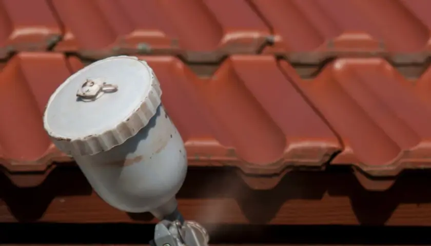 Malowanie dachówki betonowej pistoletem natryskowym. Odnawianie dachu, przywracanie mu dawnego blasku.