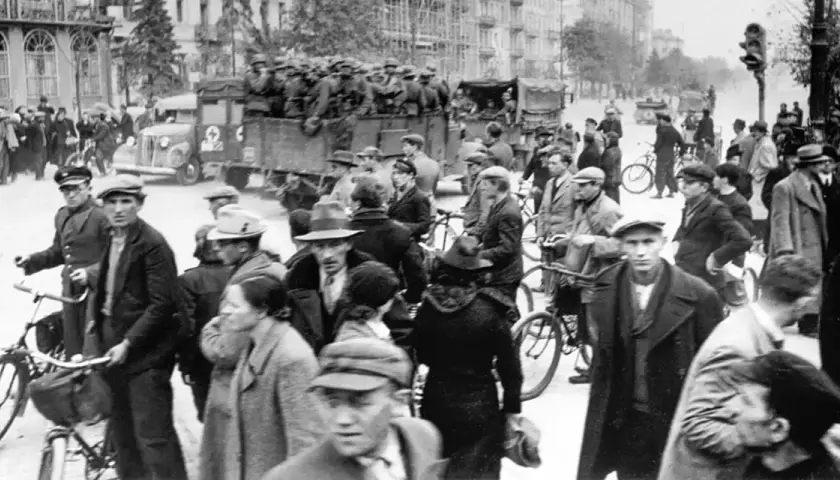 Alarm wiersz Słonimskiego: strach i chaos w Warszawie 1939