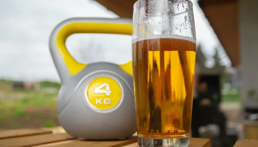 Kettlebell 4kg i szklanka złocistego napoju. Czy piwo bezalkoholowe nawadnia po treningu?