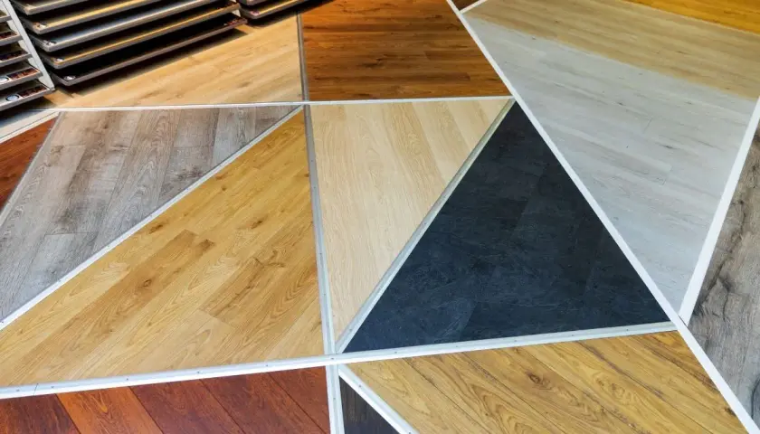 Campione di pavimenti in laminato e vinile, utile per valutare il costo rifacimento massetto e pavimento.