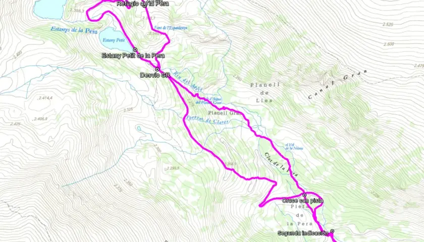 Mapa de senderismo que muestra la ruta de los estanys de la Pera, con puntos de interés como refugios y fuentes.