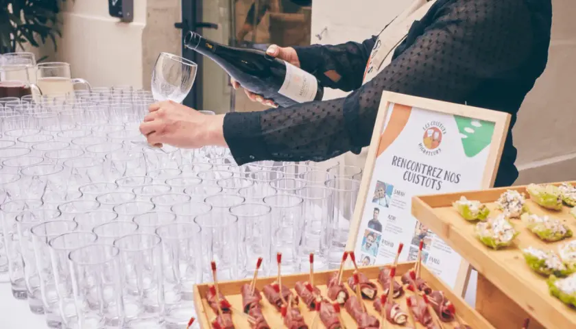 Service de vin pour un apéro dinatoire. Des verrines et des rouleaux de viande sont prêts à être dégustés.