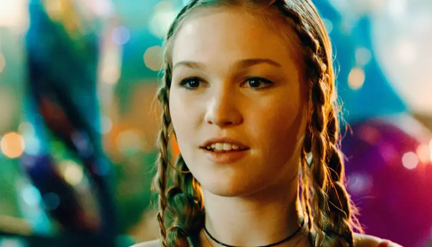 Julia Stiles w filmach, z warkoczami i w świetle reflektorów, wygląda jakby właśnie weszła na plan.