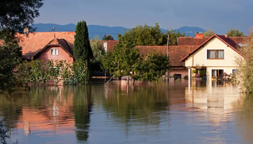 Des maisons submergées par les eaux, reflétant la faible valeur d'une maison en zone inondable.