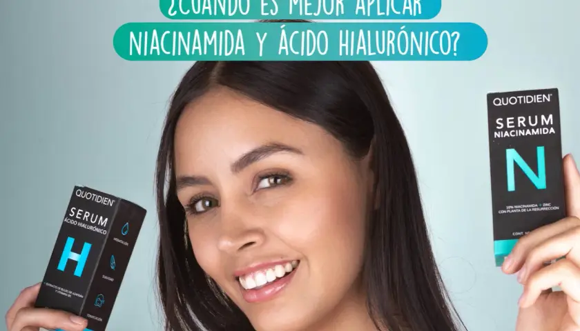 Una mujer sonríe mostrando dos serums: uno de ácido hialurónico y otro de niacinamida, para una piel radiante.